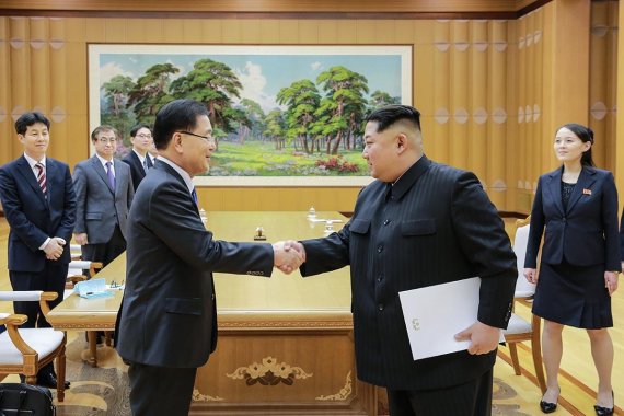 테이블 중간 지점에서 정의용 수석특사 김정은 북한 노동당 위원장에게 문재인 대통령의 친서를 전달한 뒤 악수를 하고 있다. 청와대 제공.