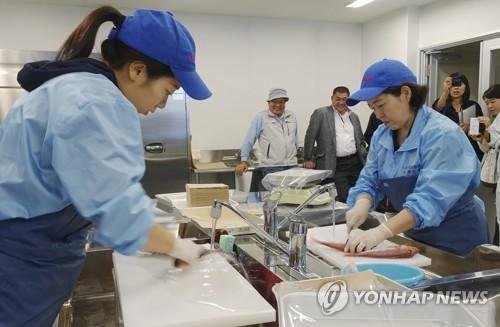 일본 후쿠시마현 이와키시 오나하마항에 위치한 후쿠시마현 수산물 시험장에서 지난해 10월 12일 연구원들이 방사성 물질 검사를 하기에 앞서 생선을 손질하고 있다.AP연합뉴스