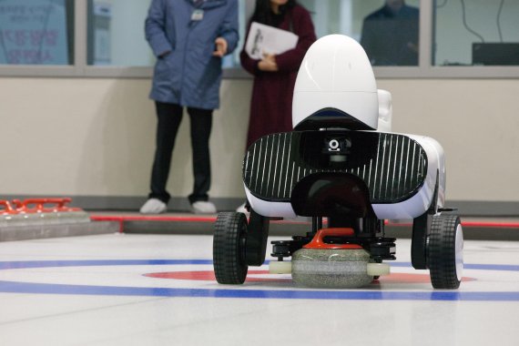 과학기술정보통신부가 8일 대한장애인체육회 이천훈련원 컬링센터에서 인공지능(AI) 컬링로봇 경기 시연회를 개최했다. AI 컬링로봇 컬리가 투구를 하고 있다.