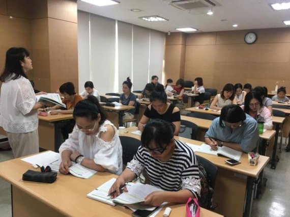 경남 김해시가 다문화가족을 위해 다문화센터에 개설한 한국어 교실에서 결혼 이주 여성 등 다문화가정 여성들이 한국어 수업을 듣고 있다.