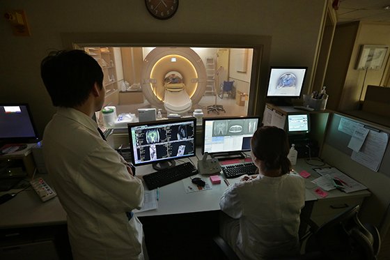 경희대병원 의료진이 환자에게 자기공명영상(MRI) 검사를 실시하고 있다.