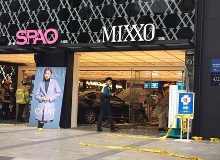 '강남역 옷가게에 돌진'..50대 여성 운전자 금고형