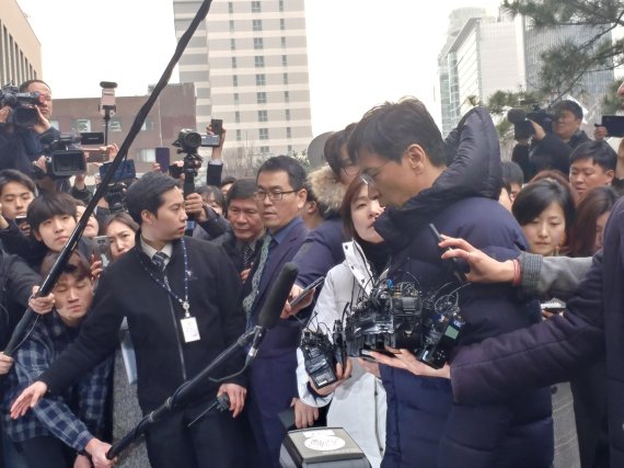 9일 오후 서울서부지검 앞에서 안희정 전 충남지사가 고개를 숙이고 있다./사진=김유아 기자