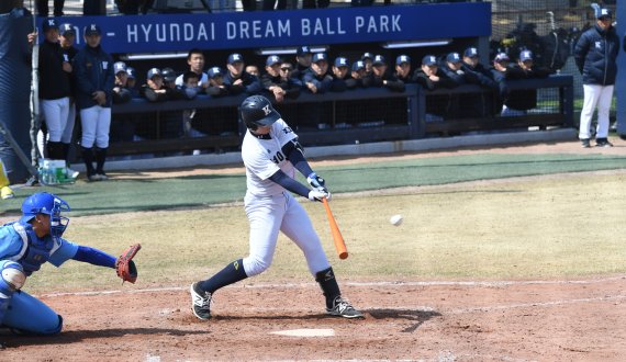 3루타 치는 경남고 김현민