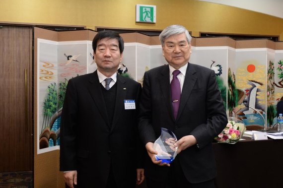 조양호 한진그룹 회장(오른쪽)이 지난 9일 서울 영등포구 공군회간에서 열린 한국방위산업진흥회 2018년도 정기총회에서 신임 방진회 회장으로 선임된 최평규 S&T그룹 회장로부터 감사패를 전달 받고 기념촬영을 하고 있다.