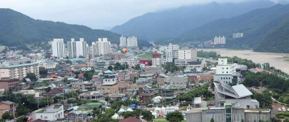 접경지 인제군이 추진하는 인구 늘리기 정책에도 불구하고 인구가 감소하고 있다. 특히 10대와 30대의 인구 감소는 열악한 교육환경이 미치는 영향이 크다는 지적이 많아 이에 대한 대책마련이 시급한 실정이다. 사진은 인제군 인제읍 전경.