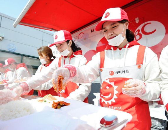 BC카드는 지난 10일 서울 도봉구 창동 소재 서울광역푸드뱅크센터에서 BC카드 빨간밥차 봉사단 8기와 함께 '사랑나눔축제'를 진행했다고 12일 밝혔다. 빨간밥차봉사단원들이 배식을 진행하고 있다.