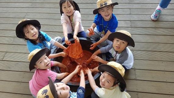 12일 북부지방산림청(청장 전범권)은 올해 산림교육서비스는 금년부터 전면적으로 시행되는 산림복지전문업 위탁운영사업에 발맞추어 작년보다 많은 산림교육전문가와 프로그램들을 운영할 계획이다 고 밝혔다. (사진제공=북부지방산림청)