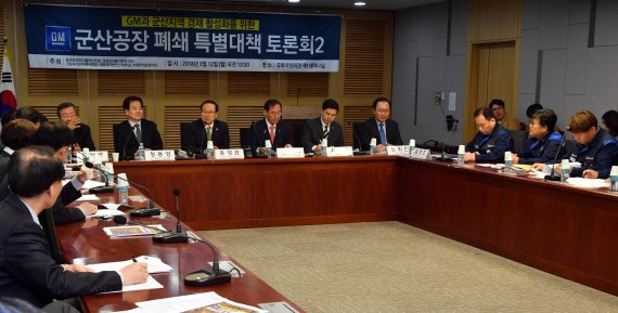 한국GM 사태 해법 난무 "美 지엠 본사에 전략투자" vs. "국내 업체 인수해야"
