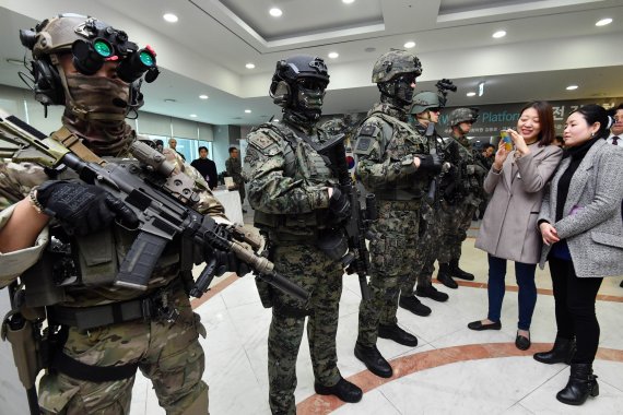 첨단 전투복 선보인 군장병