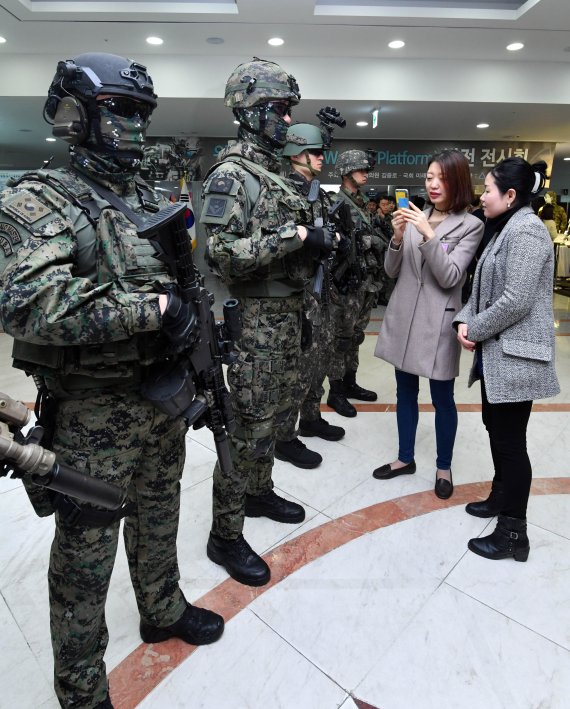 첨단 전투복 선보인 군