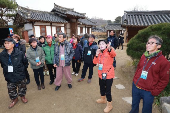 관광 전문가들이 함양군의 명소 중 하나인 개평한옥마을 팸투어를 통해 관광 관련 시설물들을 둘러보고 있다.