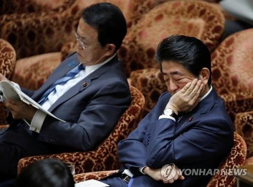 아베 신조 일본 총리(오른쪽)가 지난 8일(현지시간) 참의원 예산위원회에 침통한 표정으로 앉아 있다. 일본 재무성이 12일 아베 총리가 연루된 사학스캔들 관련 문서를 조작한 사실을 공식 인정, 아베 총리는 심각한 정치적 위기에 놓이게 됐다. AP연합뉴스