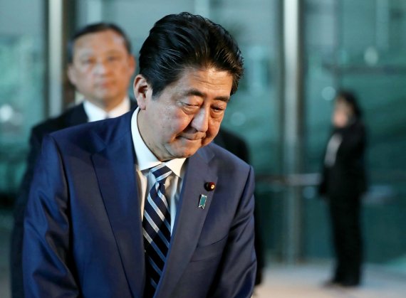 아베 신조 일본 총리가 12일 일본 도쿄의 총리관저에서 기자들에게 사학스캔들 관련 문서 조작 사건을 해명하고 있다.AFP연합뉴스