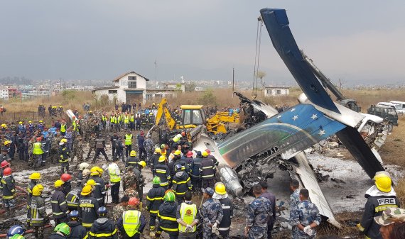 네팔 카트만두의 카트만두 국제공항 인근에서 12일 현지 구조대원들이 추락 현장에서 부상자를 수색하고 있다.AFP연합뉴스