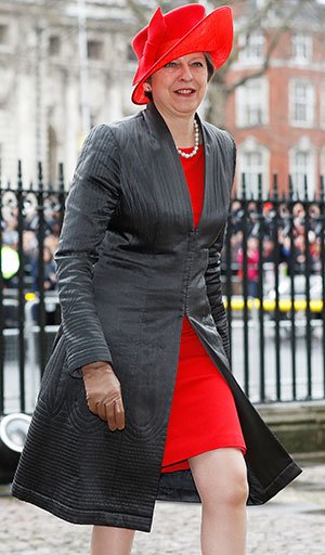 테리사 메이 영국 총리가 12일(현지시간) 영국 연방기념일 행사에 참석하기 위해 영국 런던 웨스트민스터 사원에 들어서고 있다. 로이터 연합뉴스