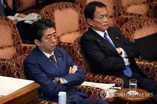 아베 신조 일본 총리(왼쪽)와 아소 다로 일본 부총리 겸 재무상.AFP연합뉴스