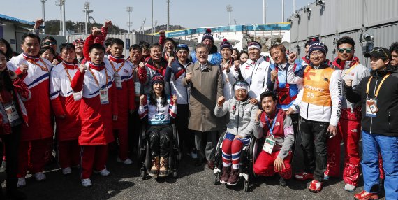 문재인 대통령이 14일 강원 평창 동계패럴림픽 크로스컨트리 스키 경기를 관람한 뒤 남북한 선수들을 만나 격려하고 있다.