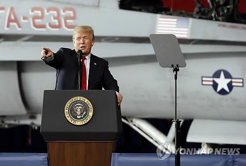 도널드 트럼프 미국 대통령이 지난 13일(현지시간) 미 캘리포니아주 샌디에이고에 있는 미라마 해군기지를 방문해 연설하고 있다.AP연합뉴스