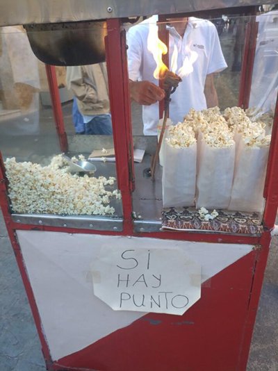 같은 날 베네수엘라 수도 카라카스 중심가의 볼리바르 광장 노점의 팝콘 기계에 'SI HAY PUNTO(카드단말기 있음)' 문구가 적힌 종이가 붙어있다. 사진=김유아 기자