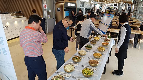 부산외곽고속도로 김해금관가야휴게소가 음식문화 선진화는 물론 가야문화를 알리는 지역 관광홍보 거점 장소로도 역할을 톡톡히 하고 있다는 평가를 받고 있다. 이용자들을 상대로 음식 품평회를 갖고 있다.