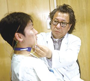 고려대 안산병원 수면장애센터 신철 교수(오른쪽)가 수면무호흡증 환자를 진료하고 있다.
