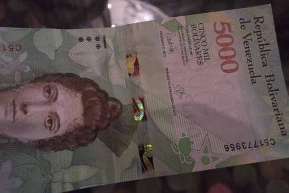 베네수엘라 화폐 5000볼리바르. 현재 베네수엘라에서는 현금을 구경하기도 어려운 상태다. /사진=김유아 기자