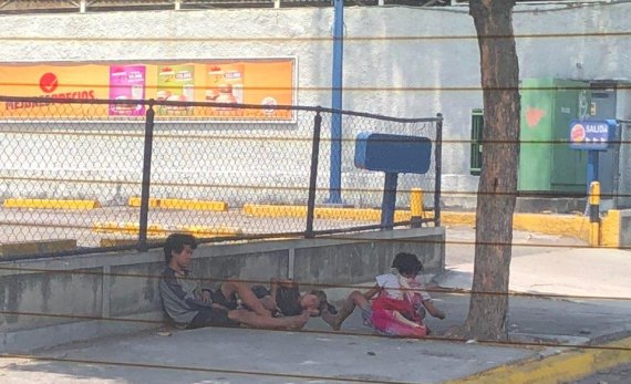 지난달 28일 정오께 베네수엘라 카라카스 소재 버거킹 앞 거리에 어린이들이 주린 배를 쥐고 쓰러져 있다. 이들은 신발도 신지 않은채 식사를 마치고 나오는 행인들을 향해 먹을 것을 구걸하고 있었다.