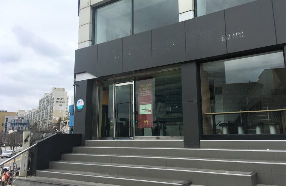 지난 15일 마지막 영업을 끝으로 폐점한 맥도날드 동울산점. 16일 오전 간판까지 사라진 매점의 모습이 조선업 불황으로 심각한 경제난을 겪고 있는 울산 동구지역을 대변하고 있다. 이곳은 바로 앞에 현대중공업 본사와 현대백화점이, 뒤쪽에는 대규모 아파트 단지가 있는 곳으로 동구지역 최고의 상권을 자랑하는 곳이다. 맥도날드는 이 지역 주민들의 만남의 장소 등으로 이용돼 왔다.