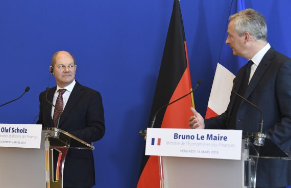 French Economy Minister Bruno Le Maire (R) and German Economy and Finance Minister and Vice-Chancellor Olaf Scholz hold a joint press conference after their meeting at the Finance and Economy Ministry in Paris on March 16, 2018 / AFP PHOTO / ALAIN JOCARD <All rights reserved by Yonhap News Agency>
