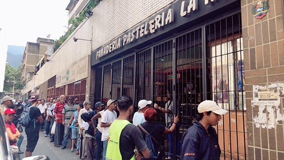 지난 26일 오전 11시. 베네수엘라 카라카스 소재 한 빵집 앞에 빵을 사기 위해 긴 줄이 늘어섰다. 이들은 오전 6시부터 빵을 사기 위해 줄을 섰다고 말했다.<div id='ad_body2' class='ad_center'></div> 사진=김문희 기자