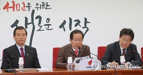 자유한국당 홍준표 대표가 20일 오전 서울 여의도 당사에서 열린 6·13 지방선거 총괄기획단 전체회의에 참석해 발언하고 있다. 왼쪽부터 홍문종 사무총장, 홍 대표, 권성동 의원.