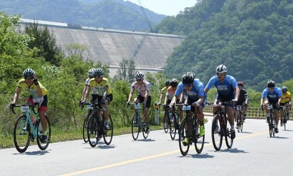 20일 화천군은 올해 100여 개의 스포츠대회를 개최 또는 유치할 계획이다 고 밝혔다. 사진은 화천DMZ랠리 전국평화자전거대회 모습.