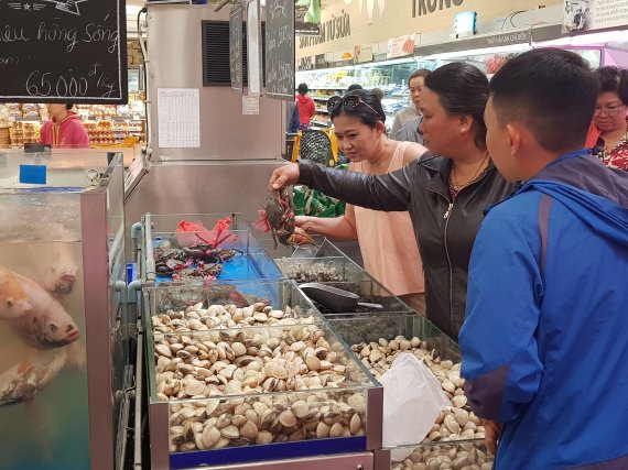 6일 오전 베트남 호치민에 위치한 이마트 고밥점에서 쇼핑객들이 해산물을 직접 만져보며 구매하고 있다.