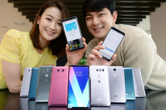 LG전자는 스마트폰의 전방위 사후지원으로 고객 신뢰 회복에 나선다. LG전자 모델들이 2일 서울 여의도동 LG트윈타워에서 스마트폰에 새롭게 업데이트 되는 다양한 기능들을 소개하고 있다.