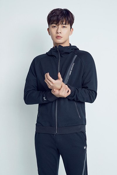 LF 질스튜어트스포츠가 올 봄 신상품으로 선보인 남성용 트랙수트