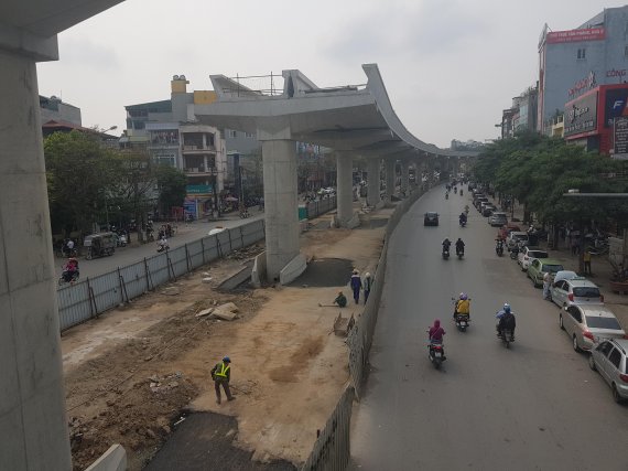 대림산업이 건설공사를 맡아 베트남의 수도 하노이에서 진행하고 있는 '하노이 경전철 3호선' 현장. 대림산업은 3호선 경전철 중 하노이 뇬 차량기지에서 대우호텔까지 8.5㎞ 구간의 공사를 하며, 내년 3월 완공될 예정이다.