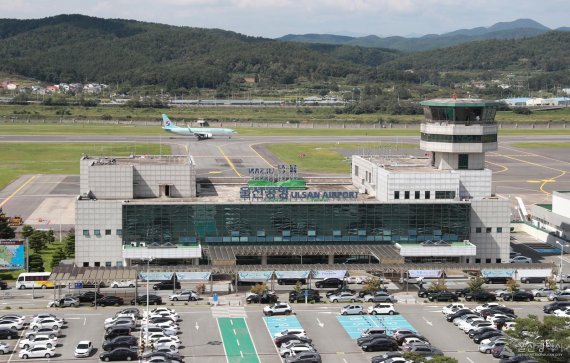 경찰, 홍준표 대표 울산공항 보안검색대 그냥 통과시킨 공항직원 수사