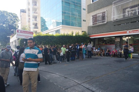 지난 1일 카라카스 알타미라지역 내 한 대형 체인약국 앞에서 사람들이 줄 지어 서 있다. 이를 본 베네수엘라 한 시민은 '국가가 공급하는 싼 약품이 들어와서 사람들이 몰렸을 것'이라고 귀띔했다./사진=김유아 기자