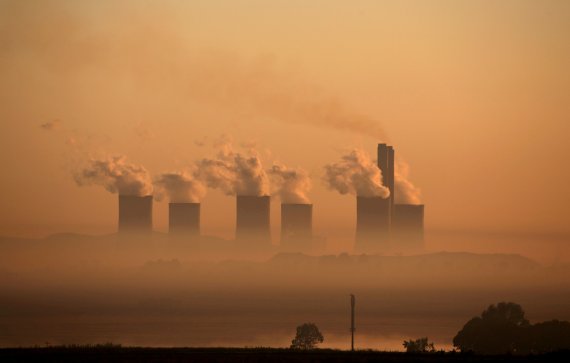 FILE PHOTO: Steam rises at sunrise from the Lethabo Power Station, a coal-fired power station owned by state power utility ESKOM near Sasolburg, South Africa, March 2, 2016. Picture taken March 2, 2016. REUTERS/Siphiwe Sibeko/File Photo /File Photo/File Photo /사진=연합 지면외신화상