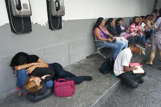 지난달 26일 카라카스 미란다지역 살룻 차카오병원 앞 야외 벤치에서 사람들이 진료 순서를 기다리고 있다. 사진=김유아 기자