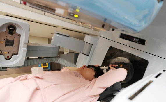 암 환자가 암의 크기를 줄이기 위해 고대 구로병원에서 '세기조절 방사선치료'를 받고 있다.