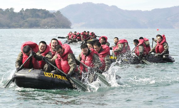 장갑차 탑승부터 고무보트 훈련까지.. "나도 해병대"