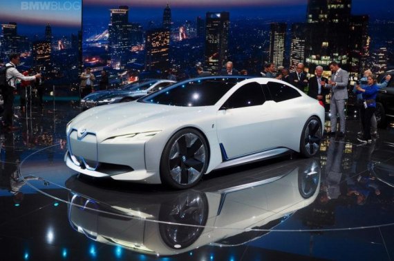 제네바 모터쇼에서 공개된 미래형 전기차 BMW i4 [사진=BMW 공식 블로그]