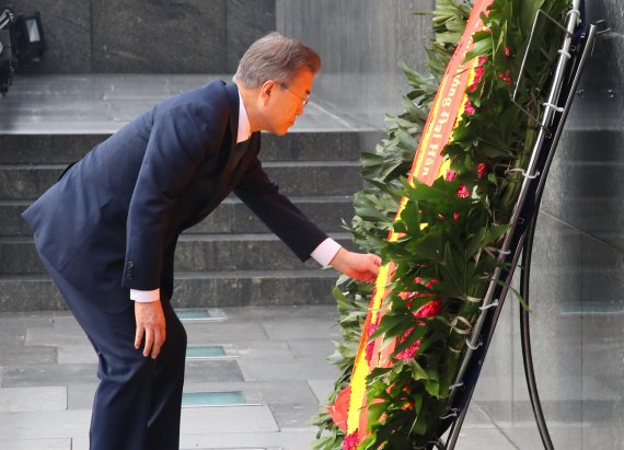 문재인 대통령이 23일 하노이에 위치한 호치민 전 주석의 묘소를 방문해 헌화를 하고 있다. 연합뉴스