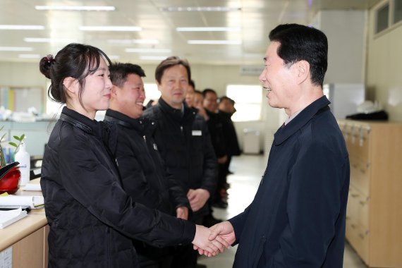 한국철도시설공단 김상균 이사장(오른쪽)이 지난 22일 겅원 원주 강원본부를 방문해 직원들과 악수하고 있다.