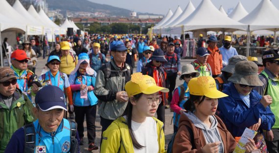 제20회 서귀포 유채꽃 국제걷기대회가 ‘세계인과 함께 걷는 제주의 봄길’이란 주제로 24·25일 이틀간 서귀포시 일대에서 펼쳐지고 있다.