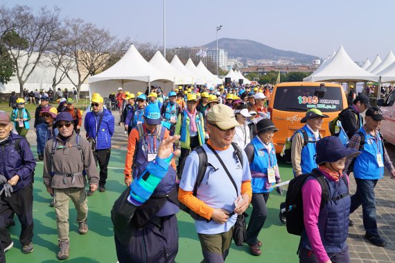 제20회 서귀포 유채꽃 국제걷기대회가에는 한국·중국·일본을 비롯해 싱가포르·대만·이탈리아·룩셈부르크·루마니아·러시아 등 해외에서 200여명이 참가했다.