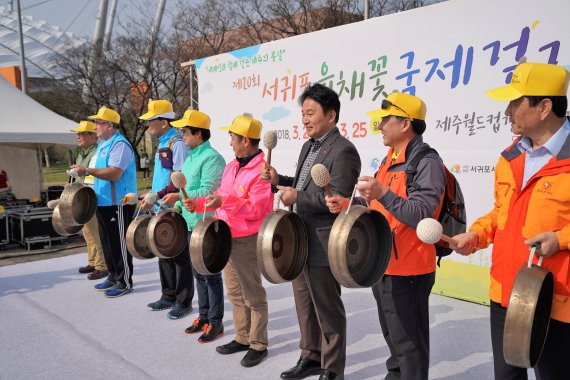 원희룡 제주도지사가 내외빈과 함께 타징을 통해 대회 개막을 알리고 있다.