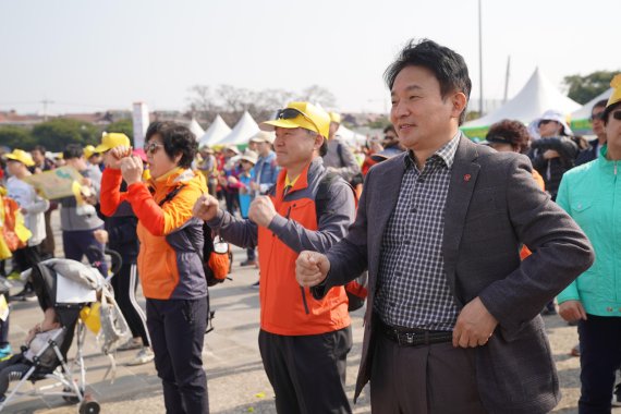 [fn포토] 유채꽃 걷기대회 몸풀기 체조에 나선 원희룡 지사